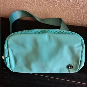 BNWOT Paradise Green Lululemon Belt Bag